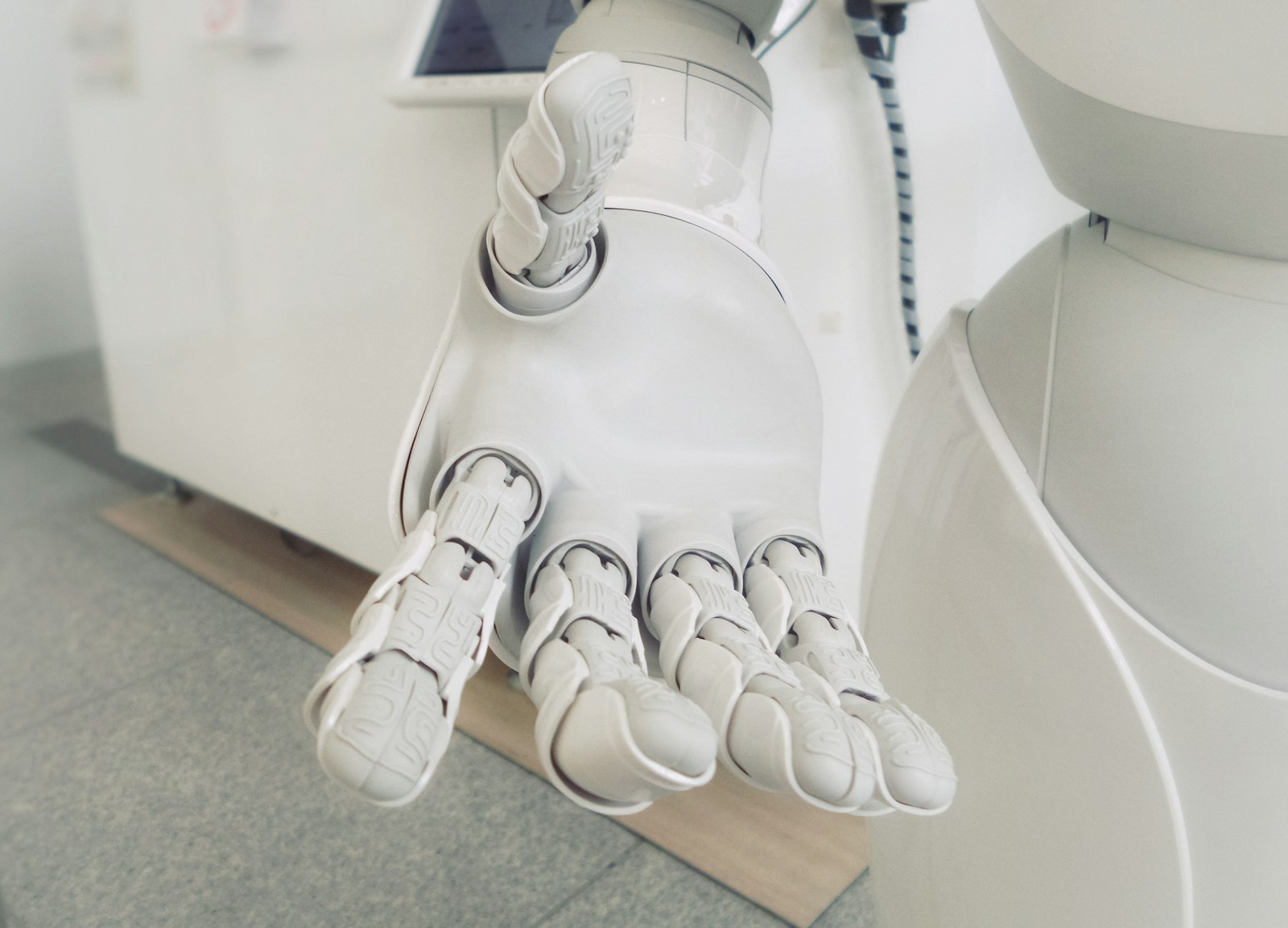 Interface moderne de chatbot IA sur écran d'ordinateur dans un bureau